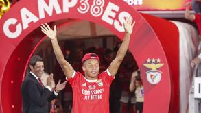 Como David Neres escapou ao castigo pelo 