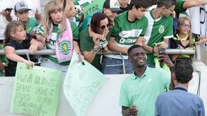 Selfies, cartazes e muito apoio: adeptos do Sporting matam saudades dos jogadores no Algarve