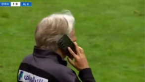 Jorge Jesus 'apanhado' a falar ao telemóvel durante jogo de preparação do Al Hilal