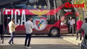 A chegada do autocarro do Benfica ao Estádio do Algarve: Rui Costa viajou com a comitiva encarnada