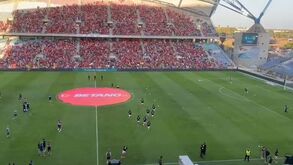 Jogadores do Benfica ovacionados pelos adeptos na entrada para o aquecimento
