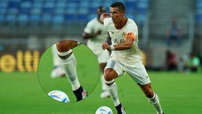 Cristiano Ronaldo em apuros? Craque 'apanhado' a utilizar caneleiras da Adidas