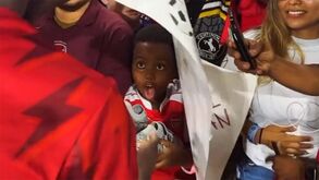 O gesto de Bukayo Saka com jovem adepto que faz furor nas redes sociais