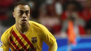 Sergiño Dest e Julián Araujo fora de órbita