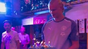Haaland recebe bolo de aniversário, agradece mas recusa-se a soprar as velas