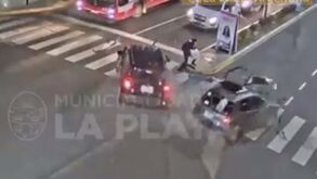 Mulher escapa por segundos a choque entre dois carros enquanto atravessa passadeira