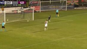 Lance insólito em jogo com recorde de penáltis: guarda-redes celebra defesa e a bola entra