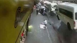 Imagens de videovigilância mostram explosão que destrói rua na África do Sul