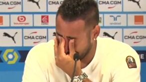 Dimitri Payet não aguenta a emoção e vai às lágrimas na despedida do Marselha