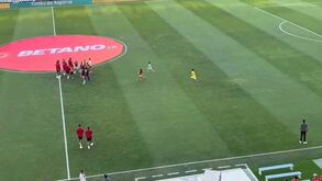 Jovens invadem relvado antes do aquecimento para tirarem fotografias com jogadores do Benfica
