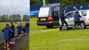 Surreal: jogo suspenso após homens encapuzados invadirem relvado em carro... funerário