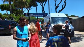 «Chora bebé»: jovem adepto do FC Porto aparece com camisola 'original' e recebe autógrafo de Otávio