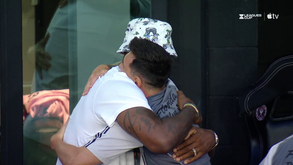 O longo e especial abraço entre LeBron James e Messi antes do Inter Miami-Cruz Azul