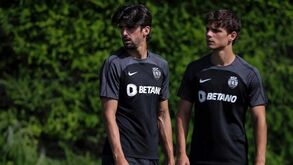Gyökeres dá os primeiros autógrafos: crianças assistem ao treino do Sporting