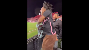 A reação insólita de Speed ao golo de Messi: vestiu camisola do argentino por baixo... de uma de Ronaldo