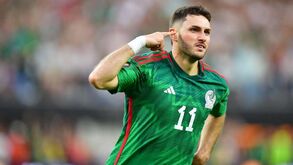 Feyenoord fecha porta à saída de Giménez para o Benfica: «Penso que é muito claro...»