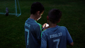 Jovens trocam estádio pelo... sofá