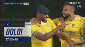 Cassiano marcou, abraçou Álvaro Pacheco e... 'roubou' a boina do técnico do Estoril