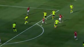 Bruno Fernandes marca do 'meio da rua' num Man. United-Arsenal de pré-época