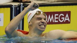 Léon Marchand bate último recorde do Mundo de Michael Phelps nos 400 estilos