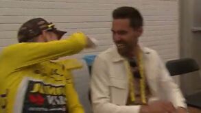 Jonas Vingegaard deita microfone de jornalista no lixo durante conversa com Tom Dumoulin