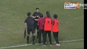 Aconteceu na China: treinador dá murro a árbitro após ser expulso