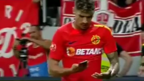 Atiraram-lhe o telemóvel e ele... tirou uma selfie