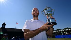 Adrian Mannarino conquista terceiro troféu da carreira em Newport