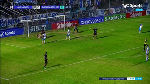 Invadiu o campo para reclamar com a equipa e depois deu um tutorial de como fugir aos seguranças