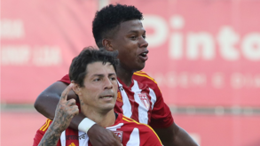 Nenê quase quarentão segue a espalhar magia