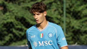 Lateral 'low cost' ou prata da casa: Aposta na formação ganha força