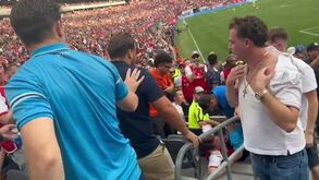 Inacreditável: adeptos de Arsenal e Man. United à pancada nas bancadas nos Estados Unidos