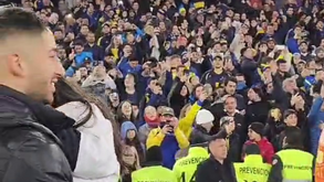 Soa a despedida: Alan Varela viu colegas entrar em campo e ouviu cânticos dos adeptos com a filha ao colo