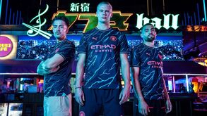 Com raios fluorescentes e detalhes rosa choque: assim é o novo equipamento do Manchester City para 23/24