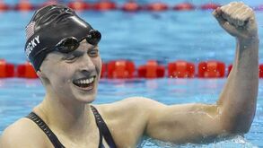 Katie Ledecky iguala Michael Phelps com 15.º ouro em Mundiais de natação