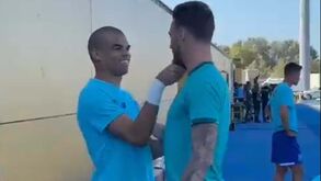 «Velhote, vais jogar?»: José Sá brinca com Pepe antes do FC Porto-Wolverhampton