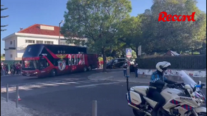 As imagens da chegada do autocarro do Benfica ao Estádio do Restelo