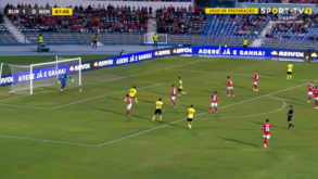 Samuel Soares fica mal na fotografia e Burnley aproveita para fazer o 2-0: veja o lance