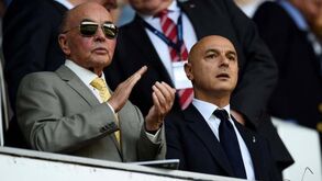 Dono do Tottenham entrega-se às autoridades nos Estados Unidos