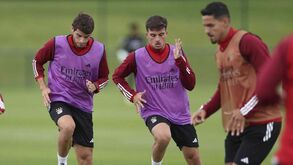Trio do Benfica na equipa B até decidir futuro