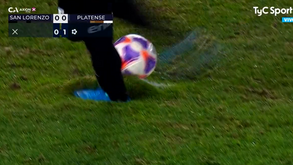 Insólito na Argentina: estado do relvado complica decisão nos penáltis