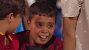 Mancini entrega camisola a criança que se 'desfaz' em lágrimas 