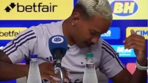 Apresentação de Matheus Pereira no Cruzeiro interrompida por uma... aranha