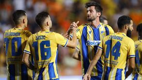 APOEL derrota Vojvodina na estreia oficial de Sá Pinto