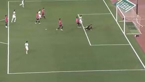 Vitinha marca pelo PSG após passe de calcanhar de Ekitike