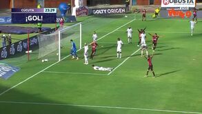 Defesa argentino marca belo golo de cabeça... na baliza errada