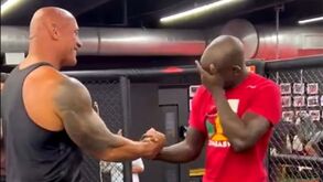 'The Rock' deixa lutador do UFC à beira das lágrimas: momento emocionante já se tornou viral