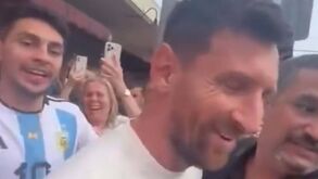 Messi sai à rua em Miami e é a loucura: centenas esperam craque à saída de uma loja