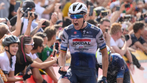 Tim Merlier é o primeiro líder da Volta à Polónia ao vencer etapa marcada pela chuva