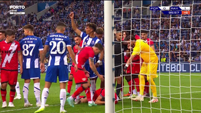 Momento de aflição no FC Porto-Rayo: defesa espanhol saiu de jogo com cabeça ensanguentada